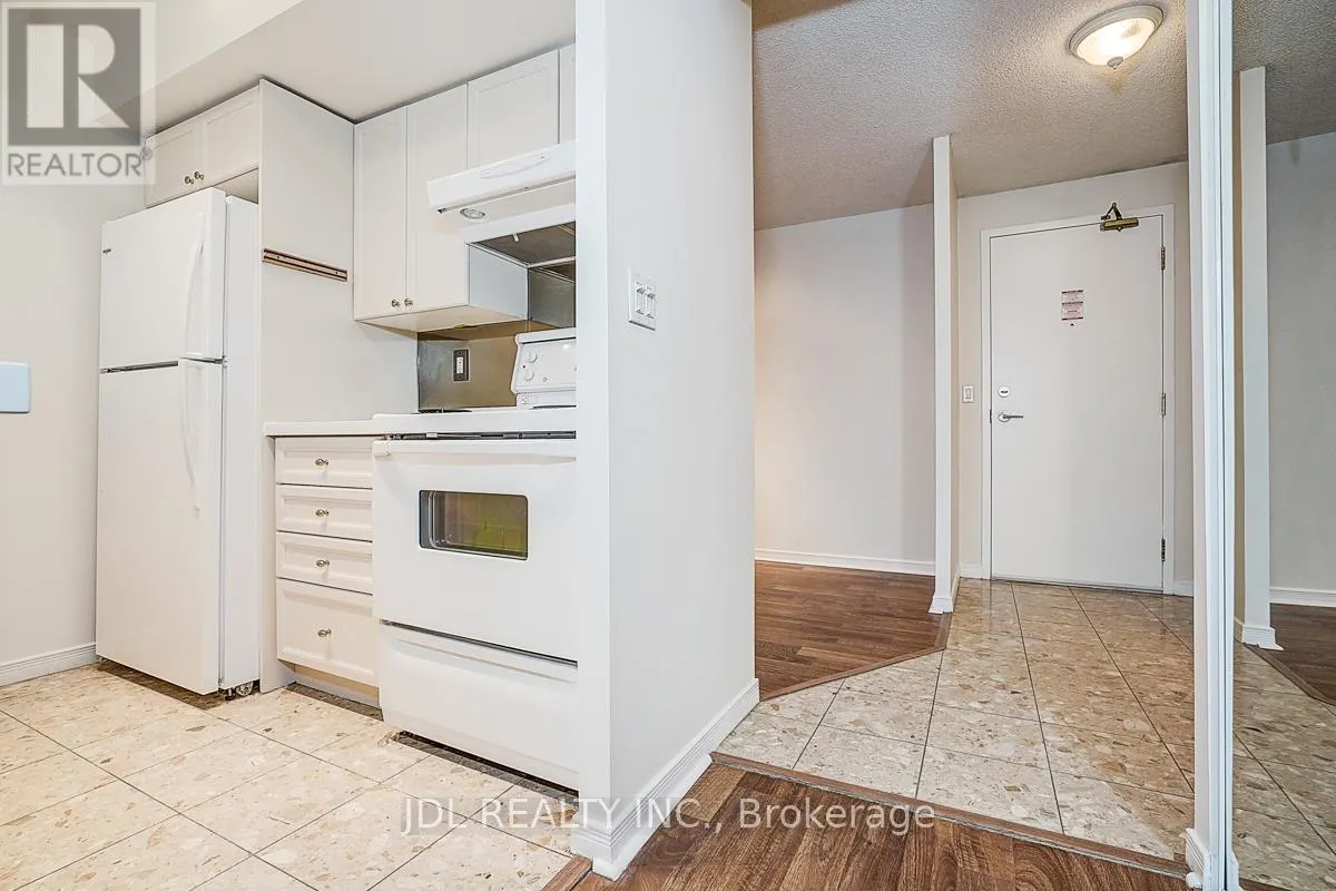 823 - 109 FRONT STREET E