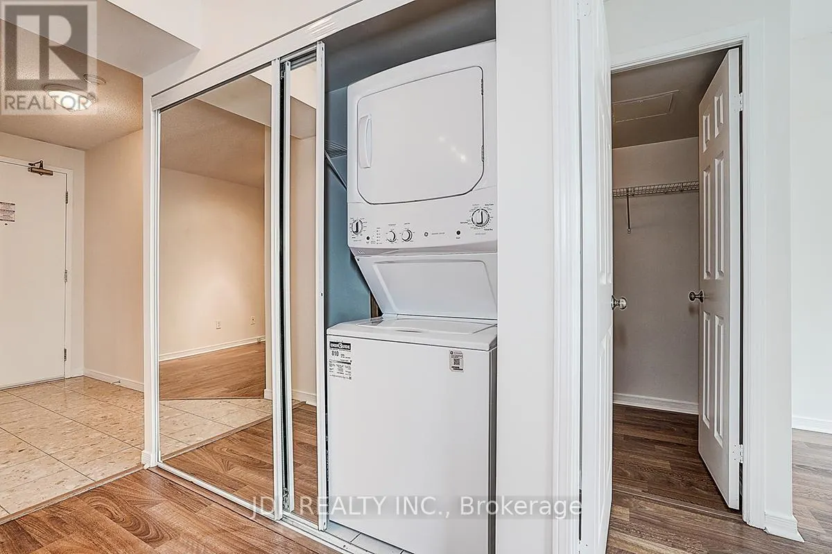 823 - 109 FRONT STREET E