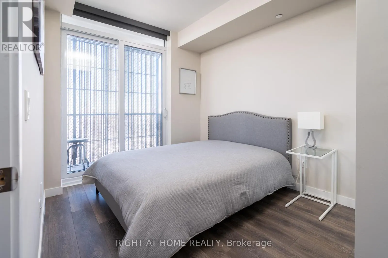 5703 - 8 EGLINTON AVENUE E
