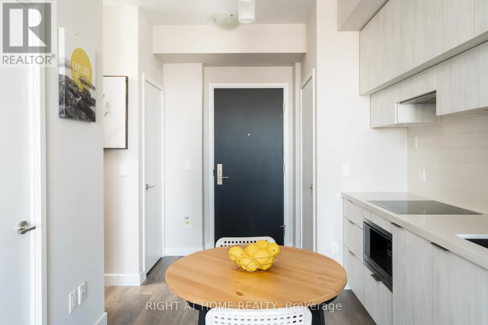 5703 - 8 EGLINTON AVENUE E