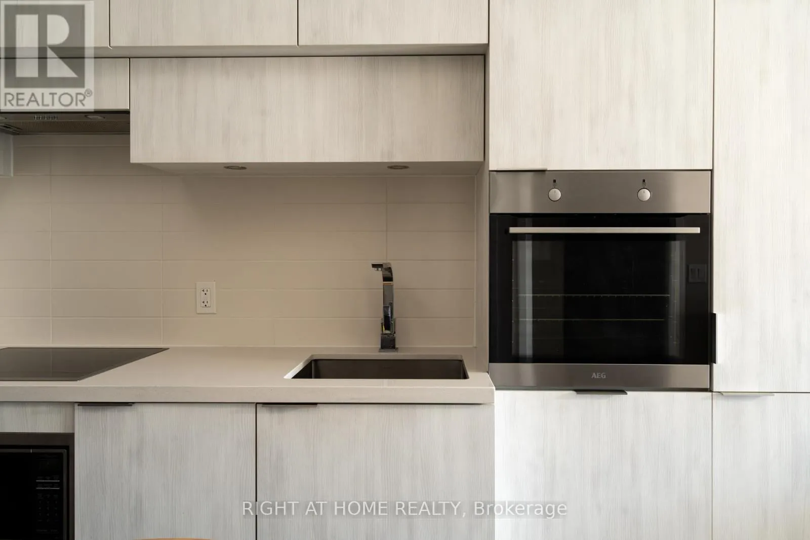 5703 - 8 EGLINTON AVENUE E