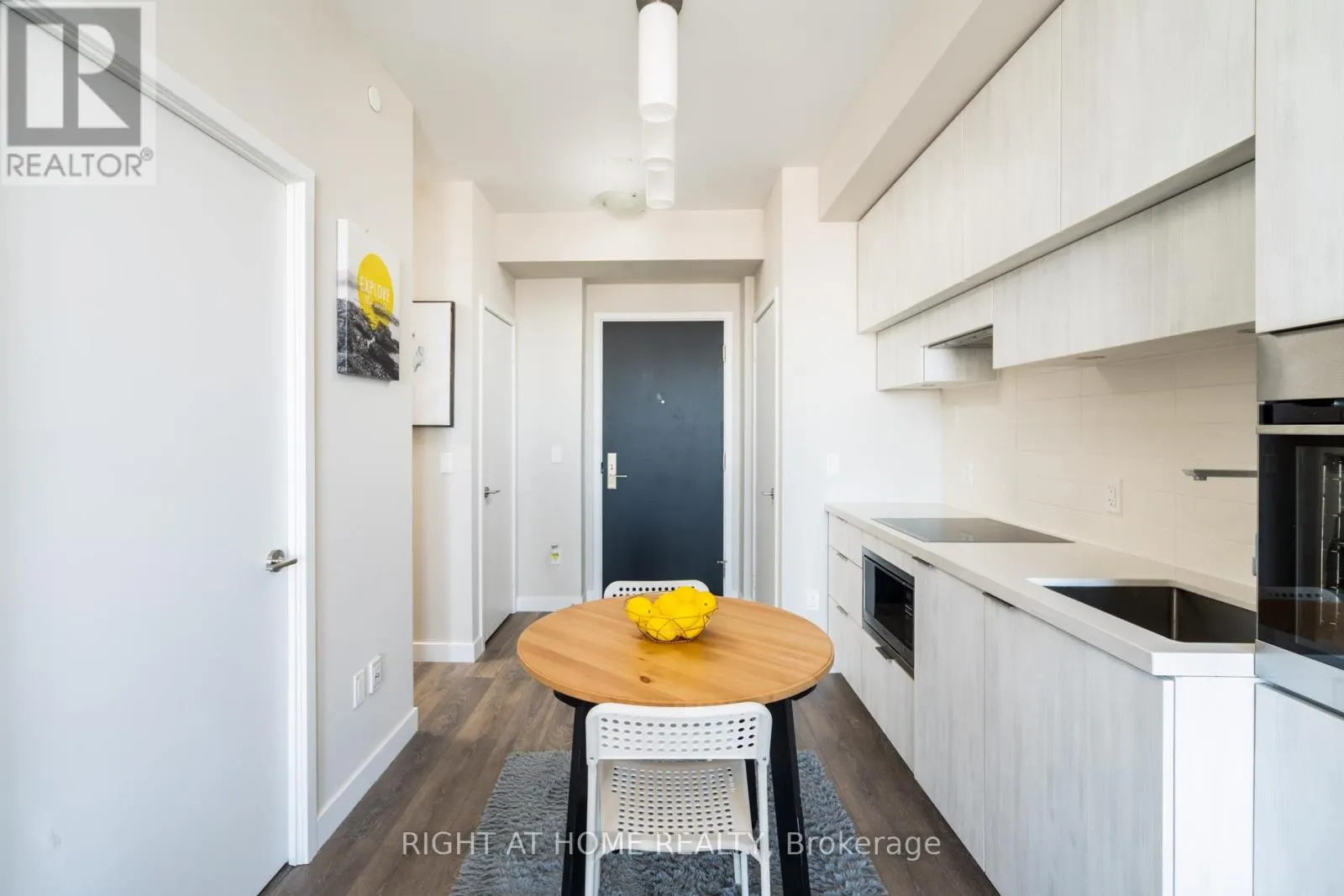 5703 - 8 EGLINTON AVENUE E