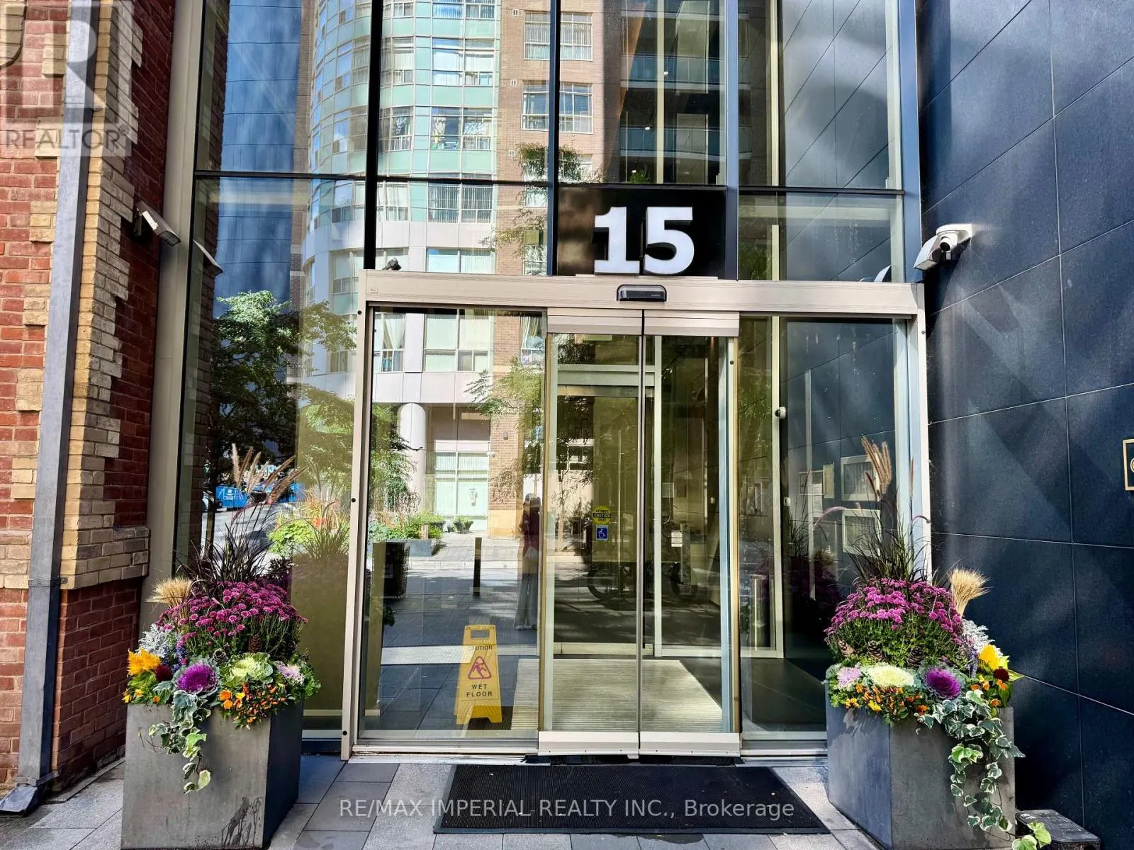 907 - 15 GRENVILLE STREET