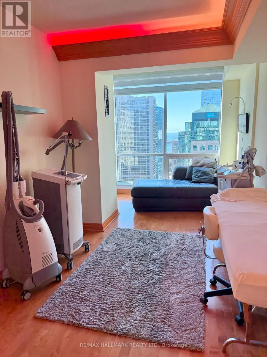 PH11 - 10 QUEENS QUAY W