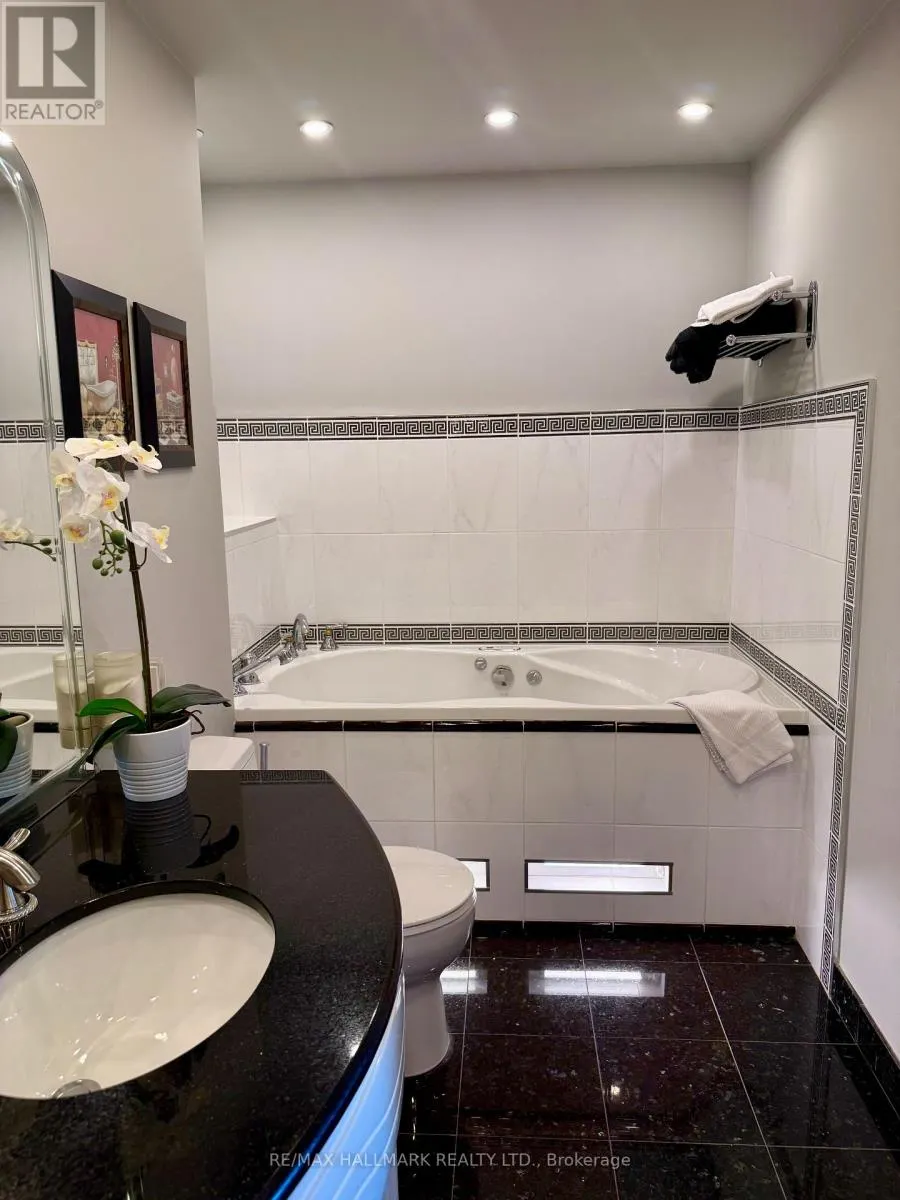PH11 - 10 QUEENS QUAY W