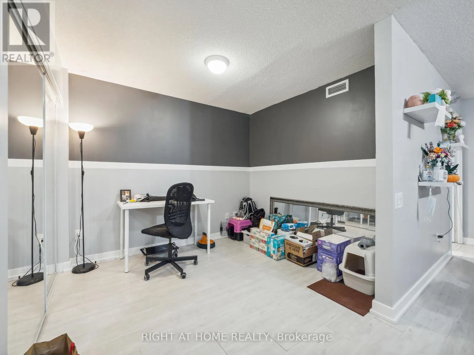1701B - 19 SINGER COURT
