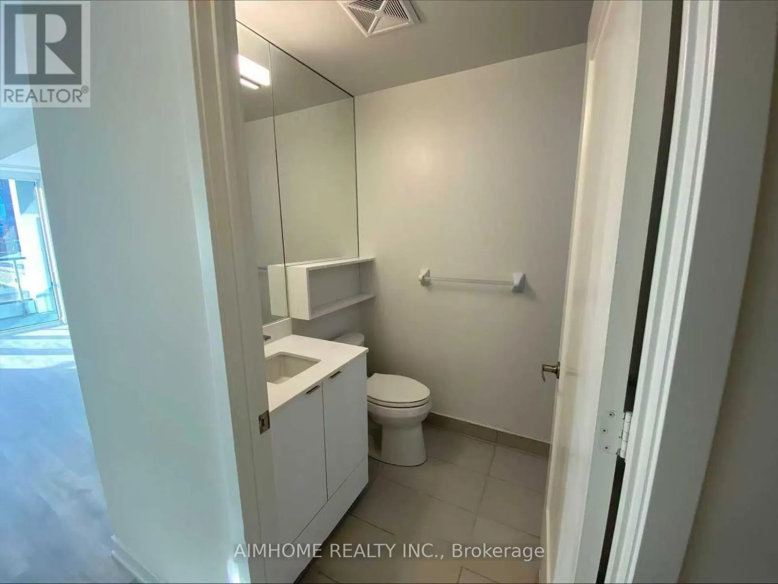 569 W - 135 LOWER SHERBOURNE STREET