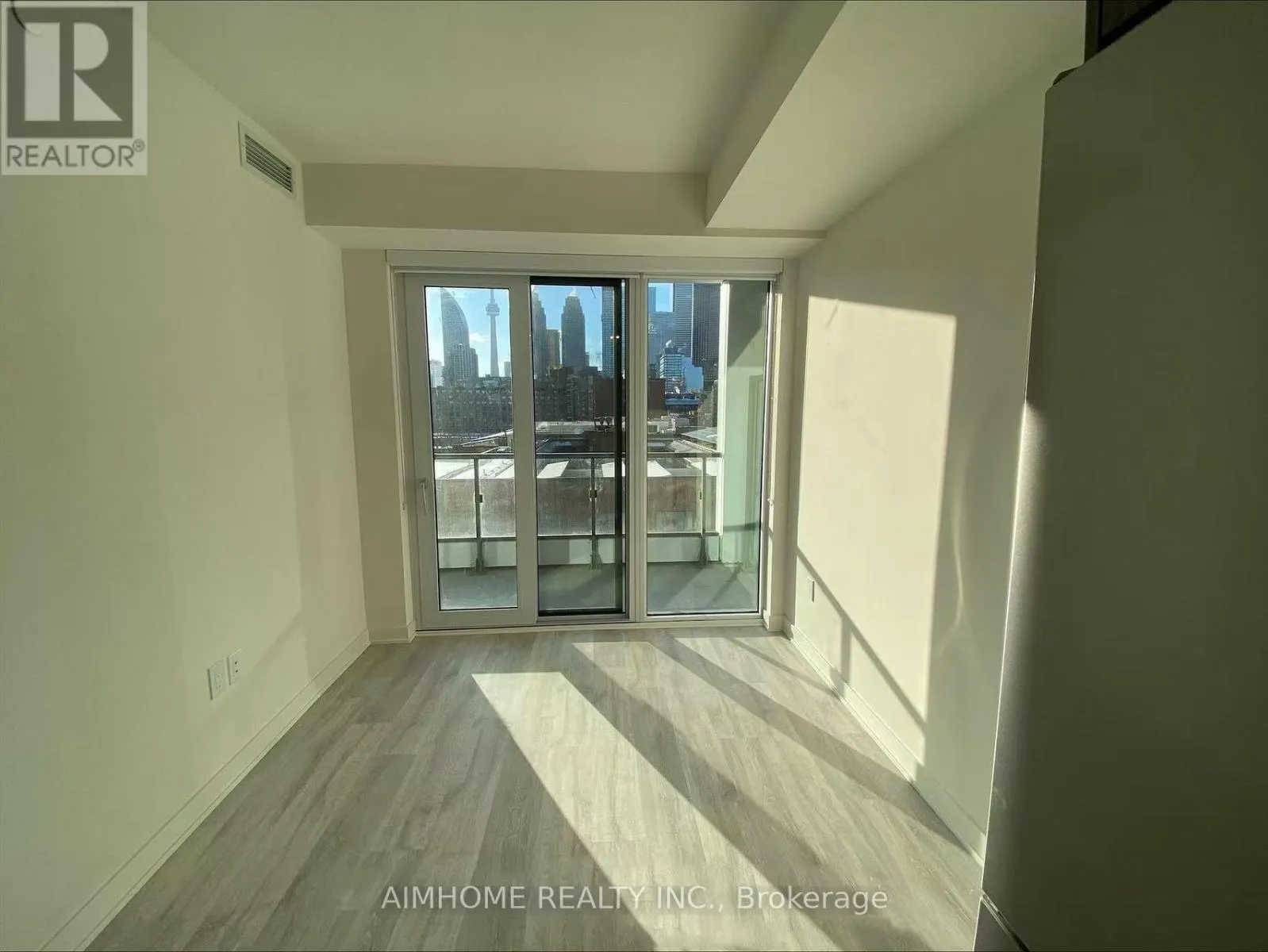 569 W - 135 LOWER SHERBOURNE STREET