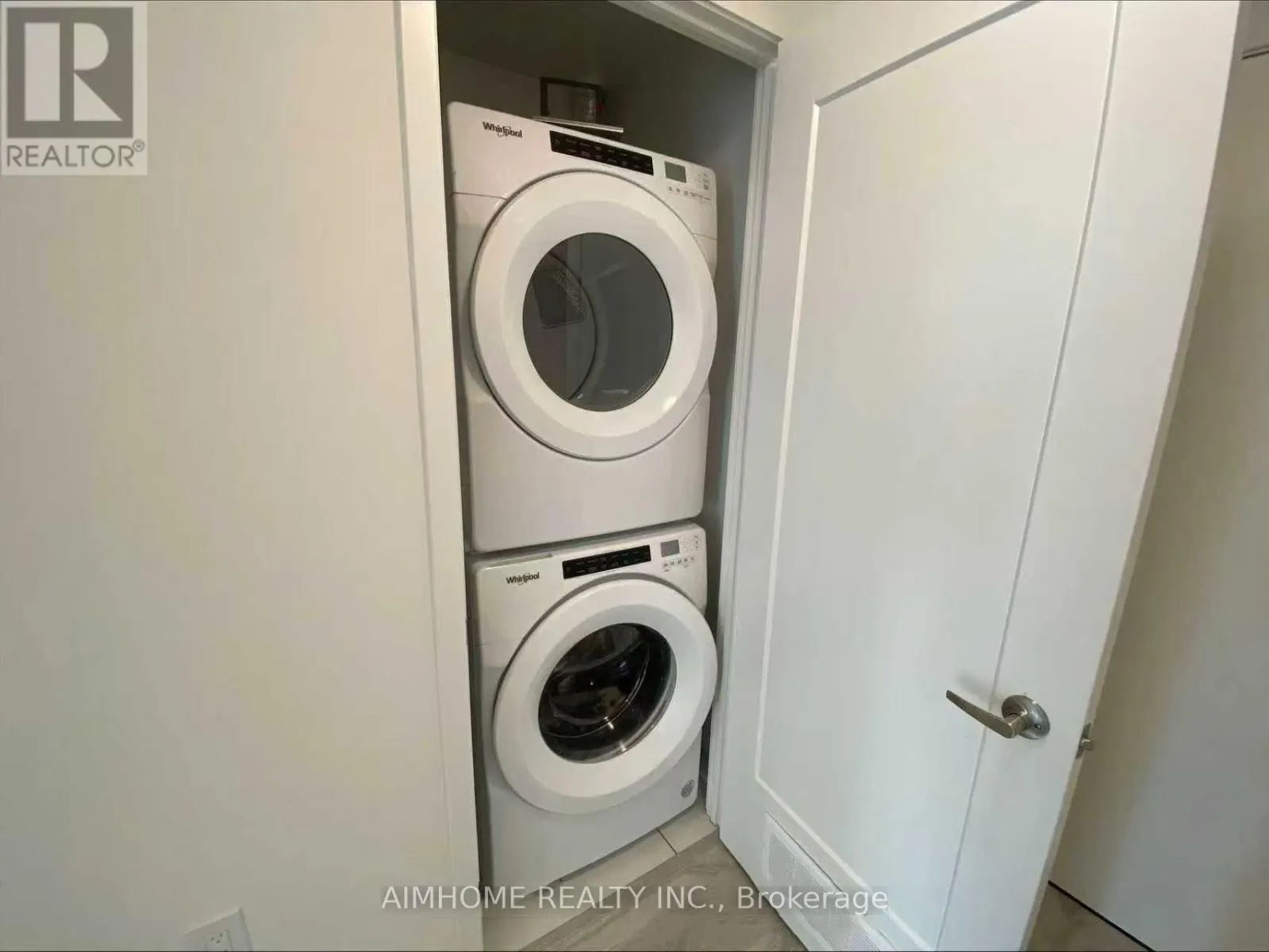 569 W - 135 LOWER SHERBOURNE STREET