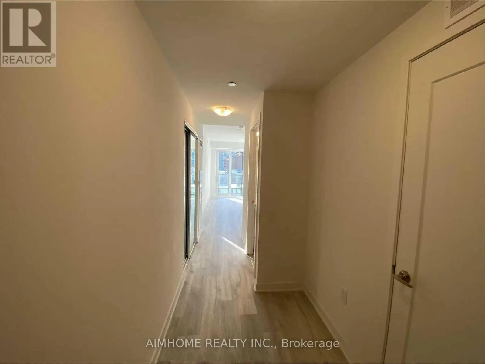 569 W - 135 LOWER SHERBOURNE STREET