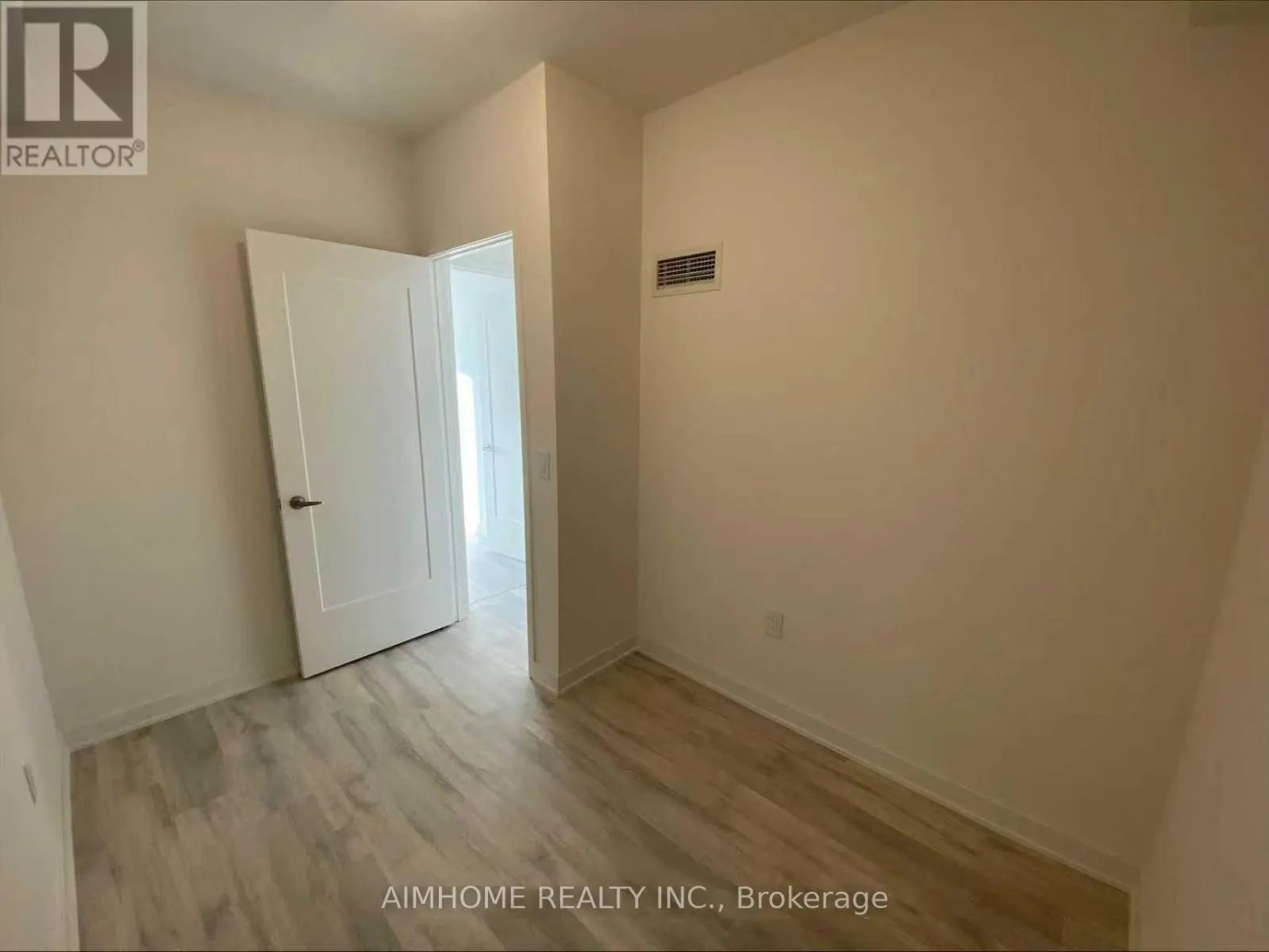 569 W - 135 LOWER SHERBOURNE STREET