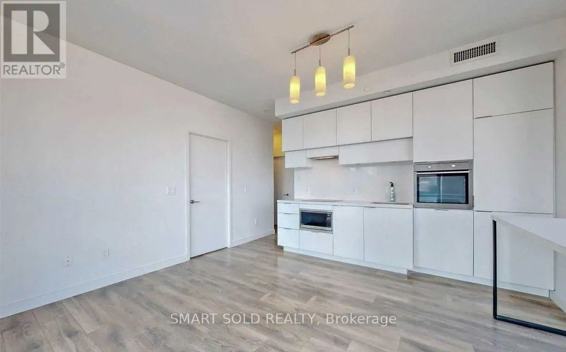 1011 - 8 EGLINTON AVENUE E
