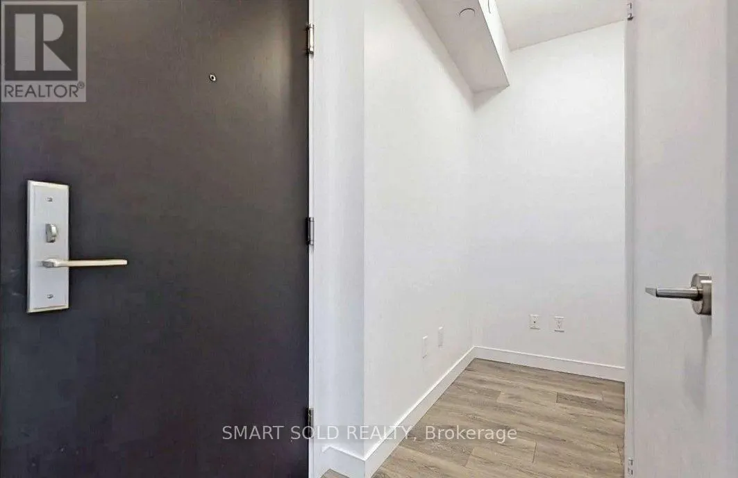 1011 - 8 EGLINTON AVENUE E
