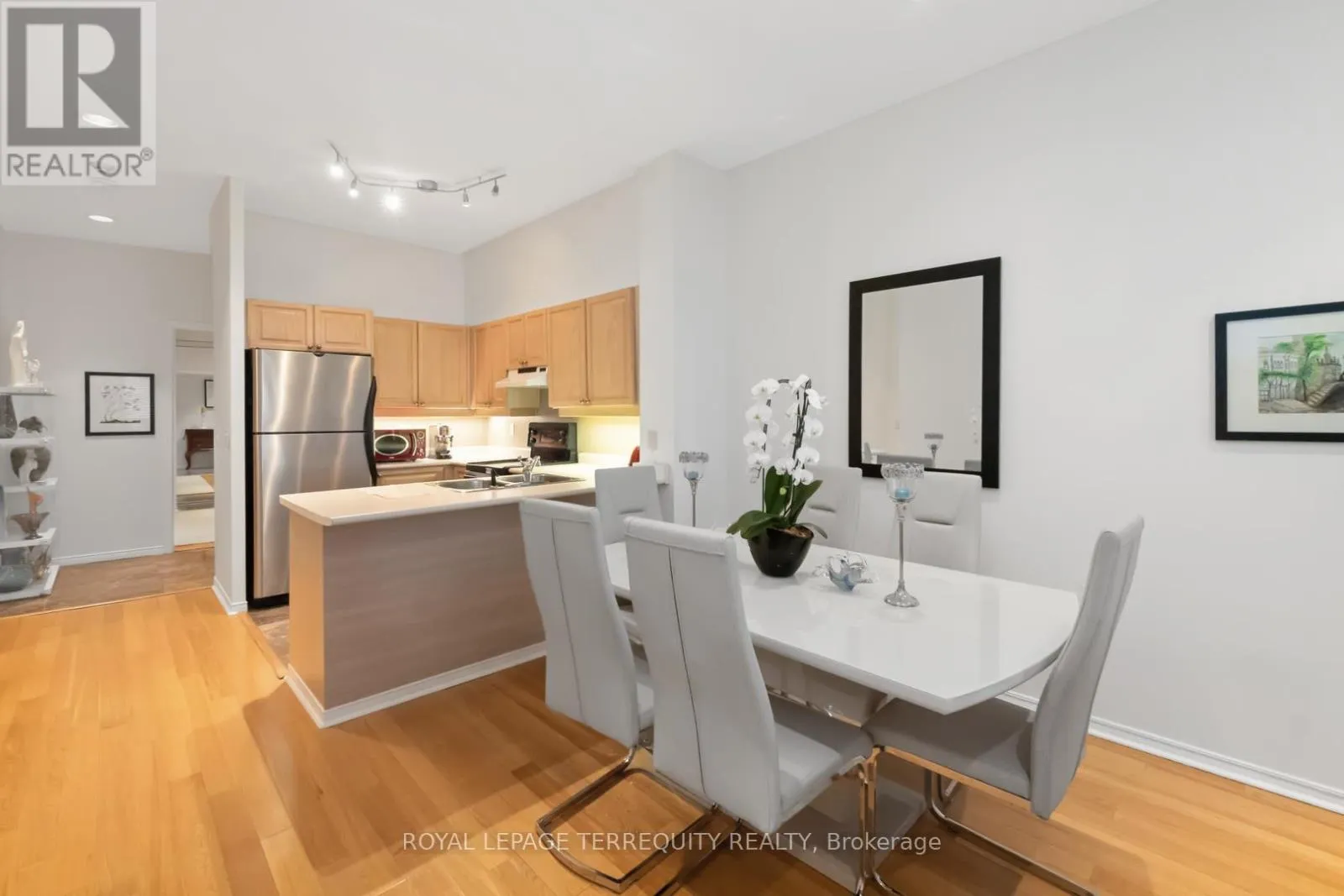 2215 - 7 KING STREET E