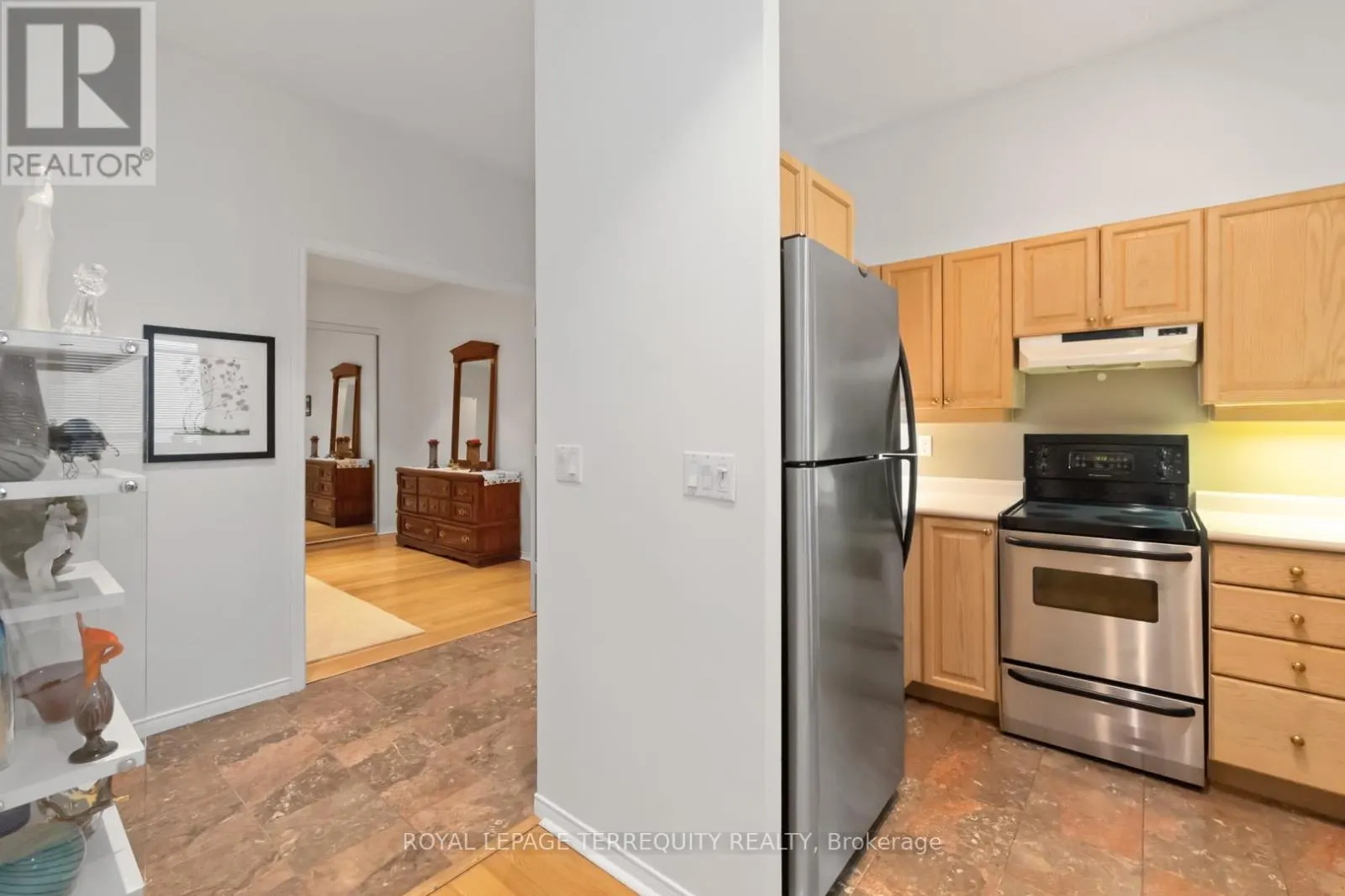 2215 - 7 KING STREET E