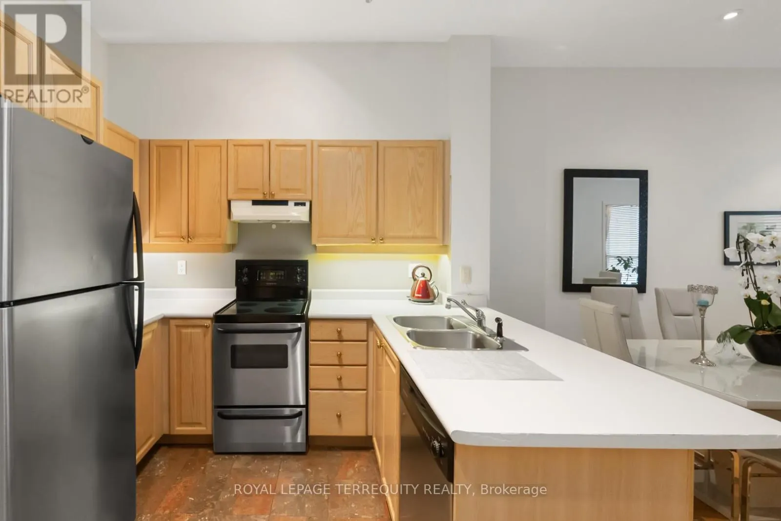 2215 - 7 KING STREET E