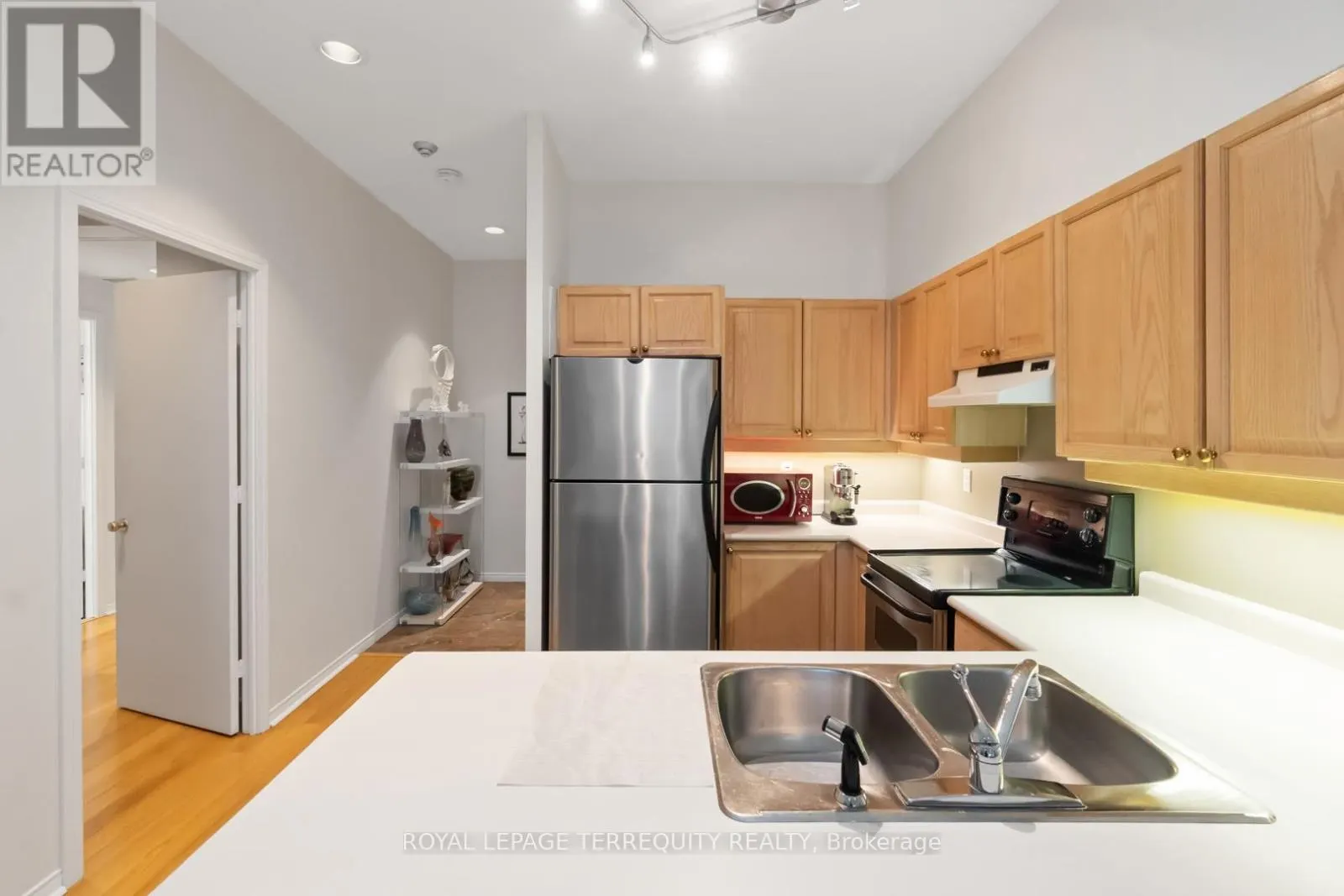 2215 - 7 KING STREET E