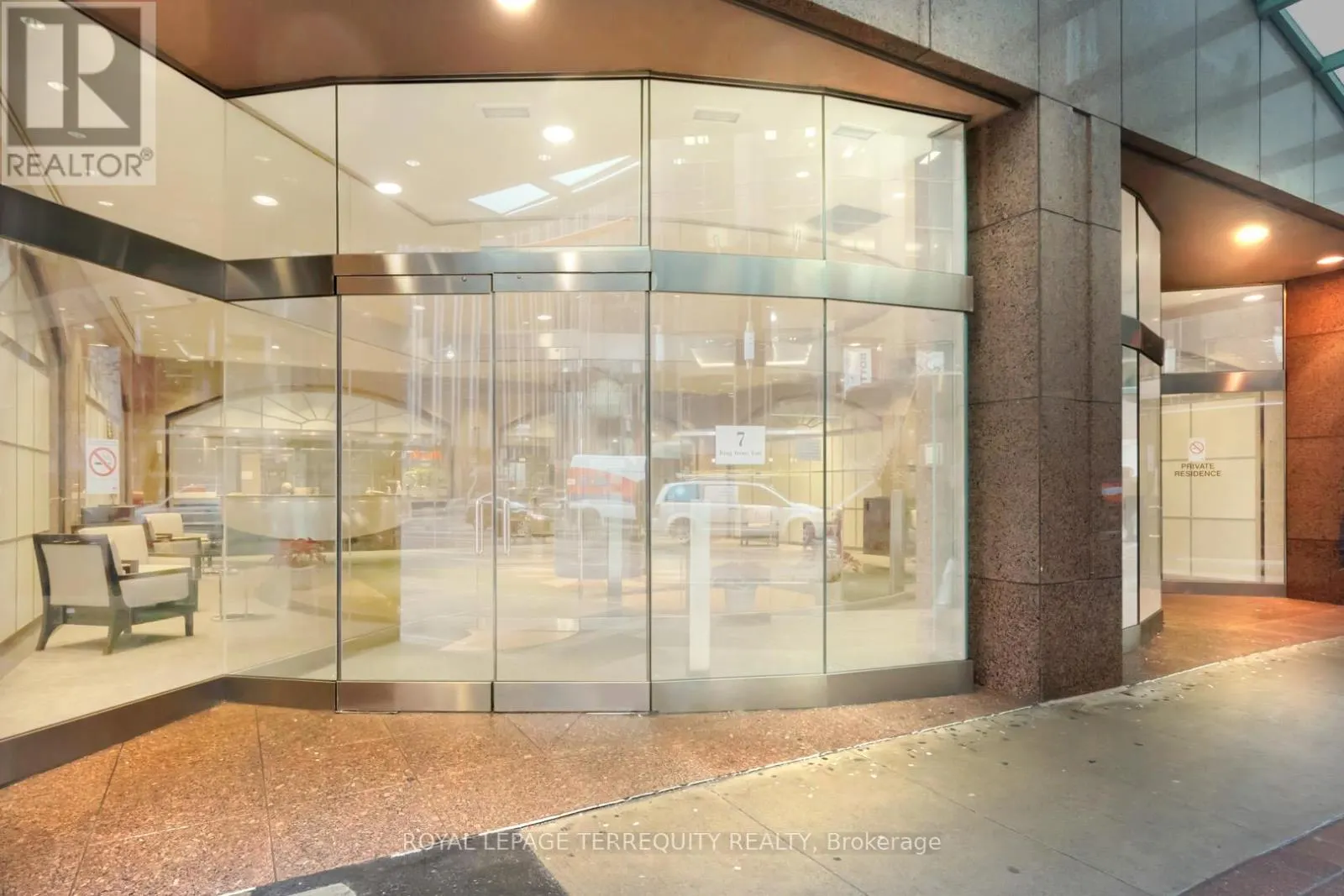 2215 - 7 KING STREET E