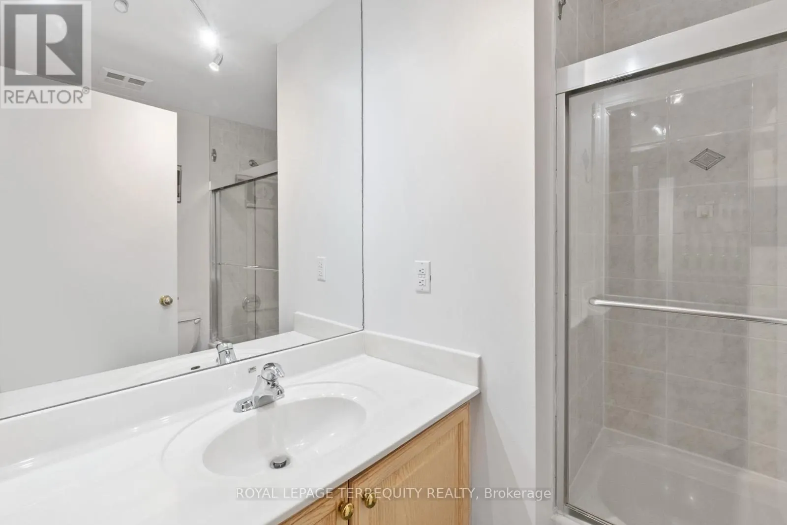 2215 - 7 KING STREET E