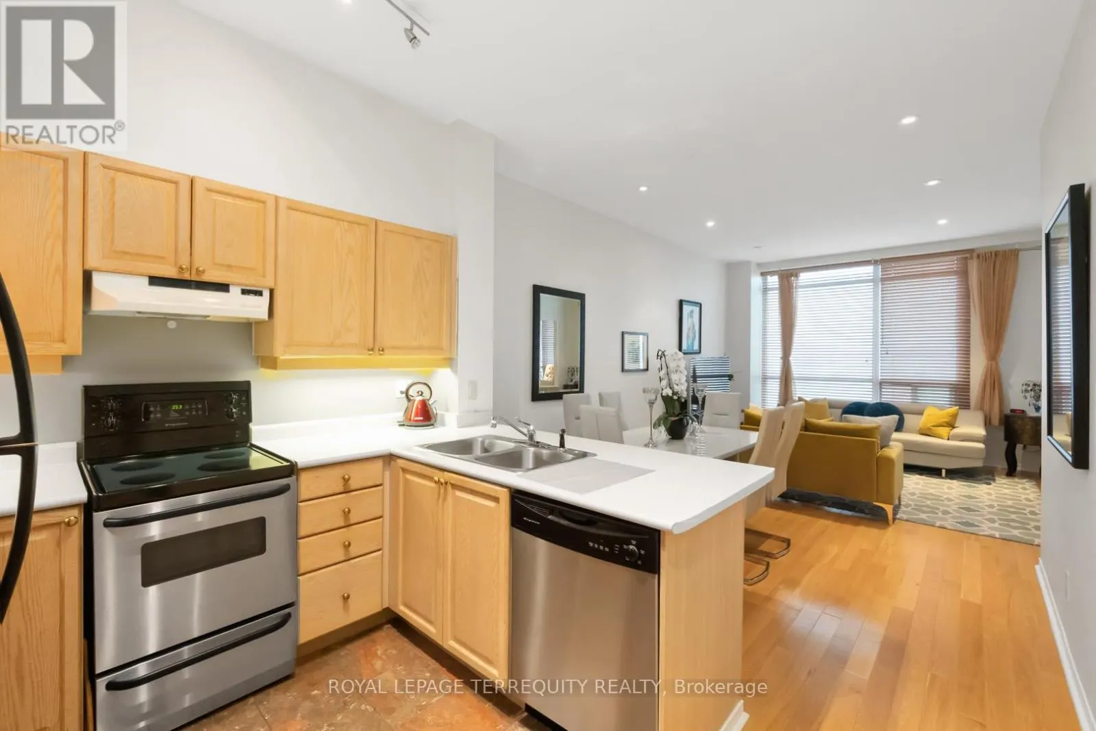 2215 - 7 KING STREET E