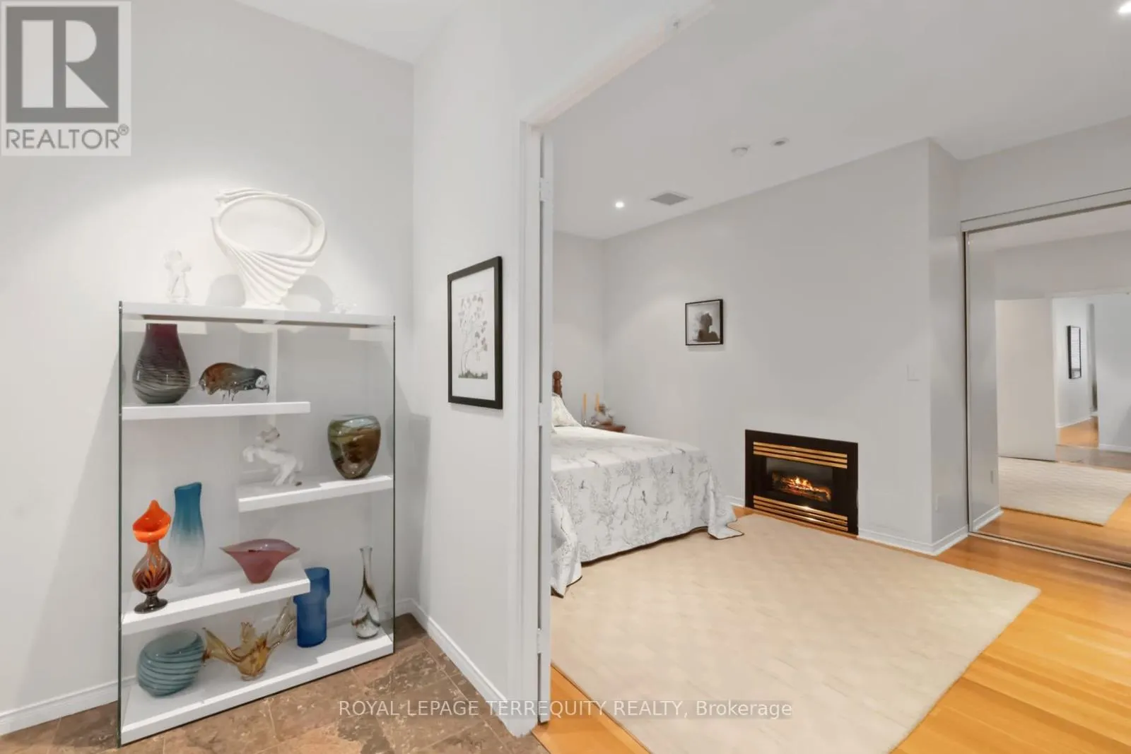 2215 - 7 KING STREET E