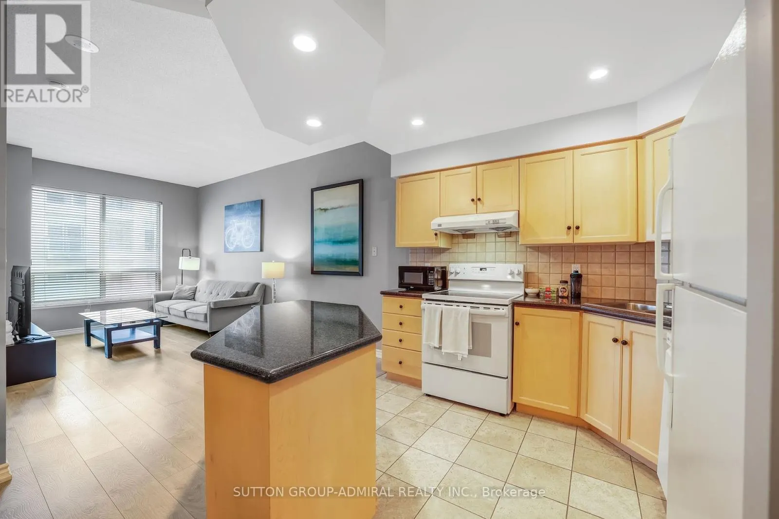 812 - 168 SIMCOE STREET