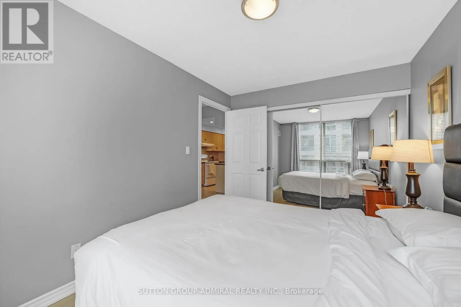 812 - 168 SIMCOE STREET
