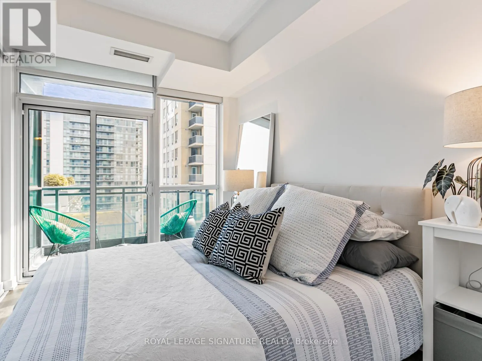 1208 - 1171 QUEEN STREET W