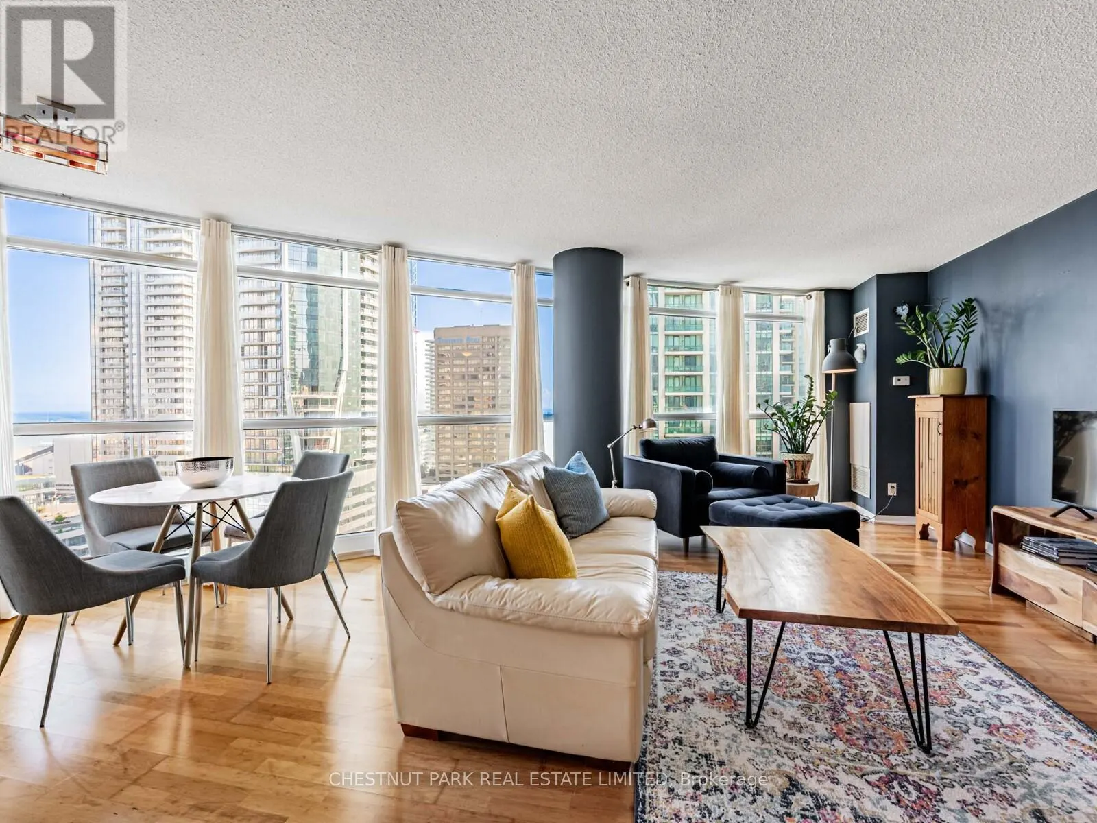 2211 - 18 YONGE STREET
