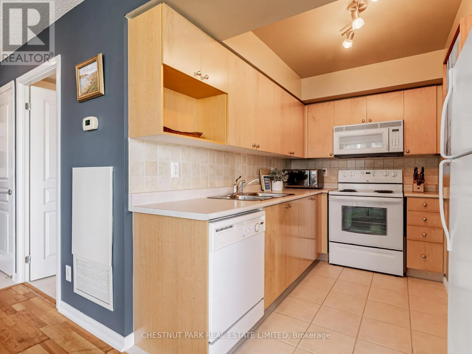 2211 - 18 YONGE STREET