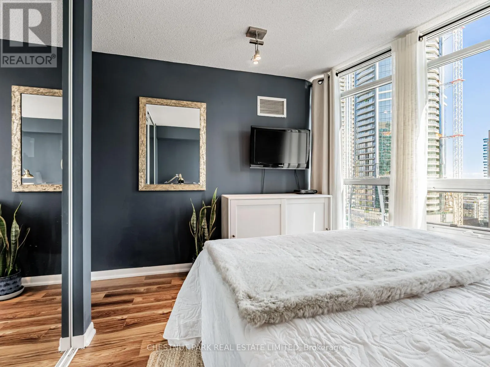 2211 - 18 YONGE STREET