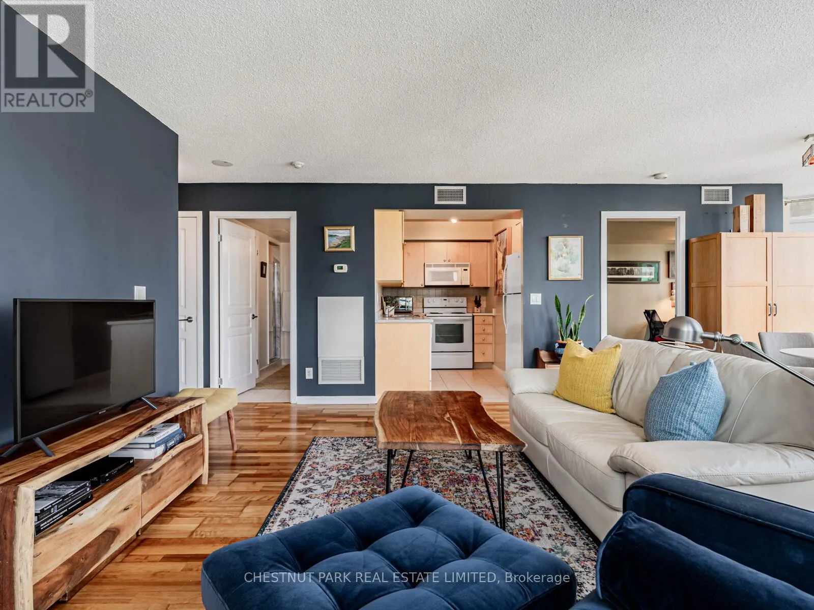 2211 - 18 YONGE STREET