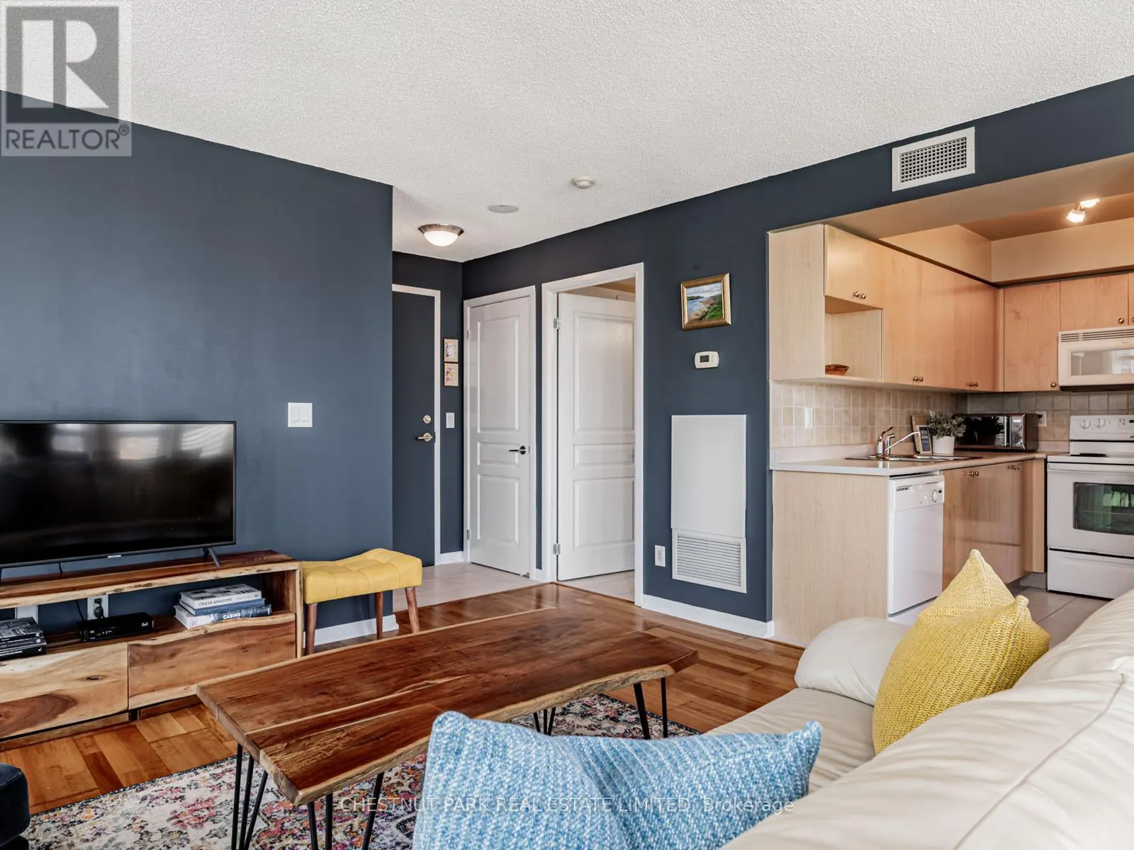 2211 - 18 YONGE STREET