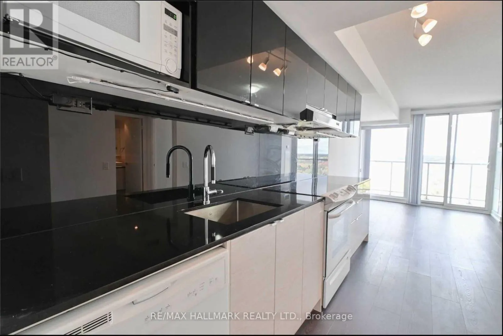1510 - 72 ESTHER SHINER BOULEVARD