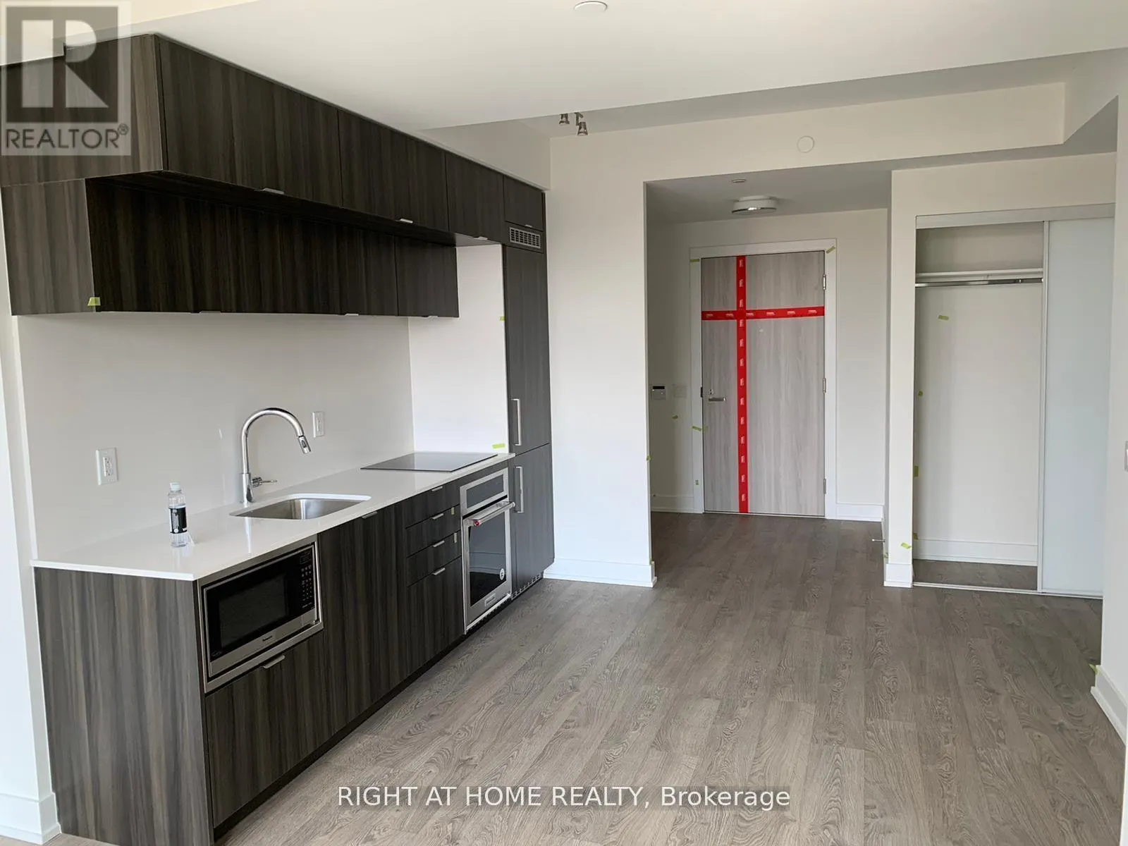 1101 - 80 VANAULEY STREET