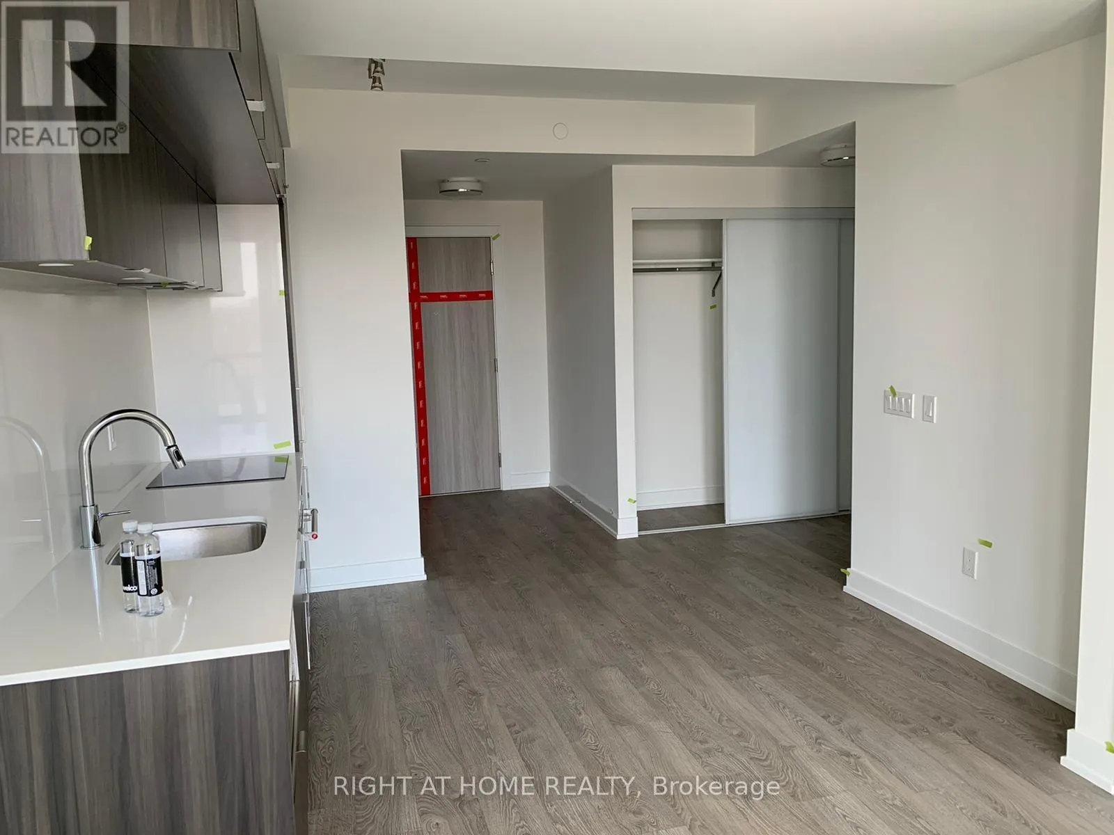 1101 - 80 VANAULEY STREET