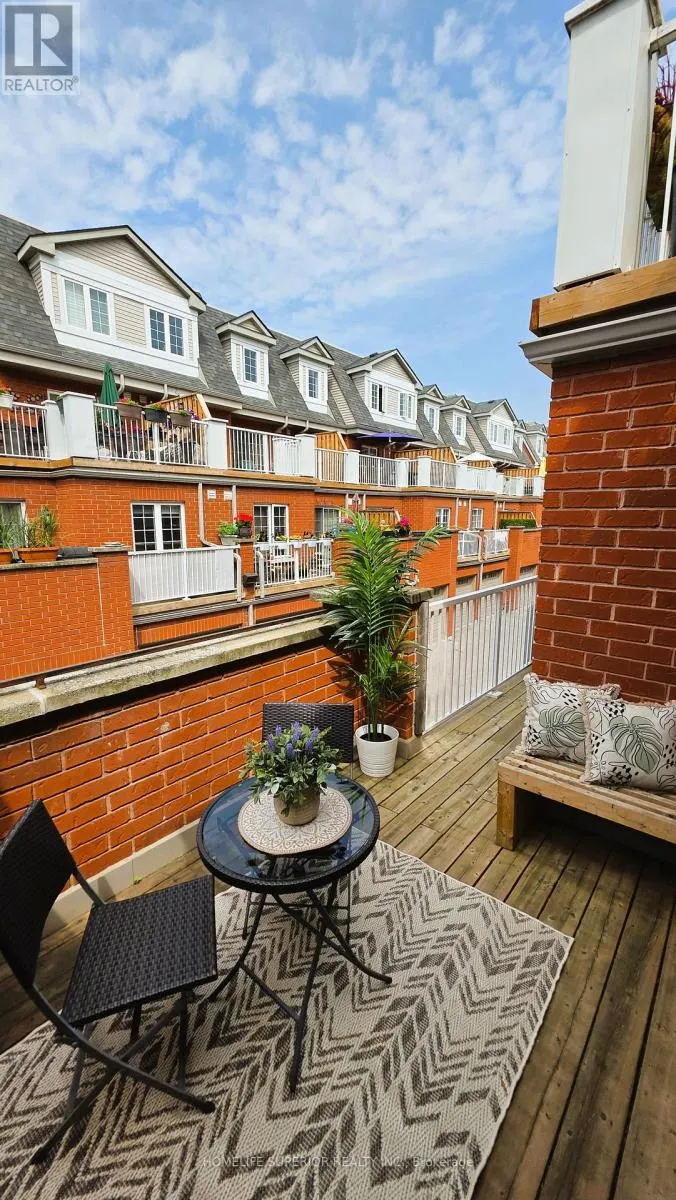 1 - 122 STRACHAN AVENUE, #1