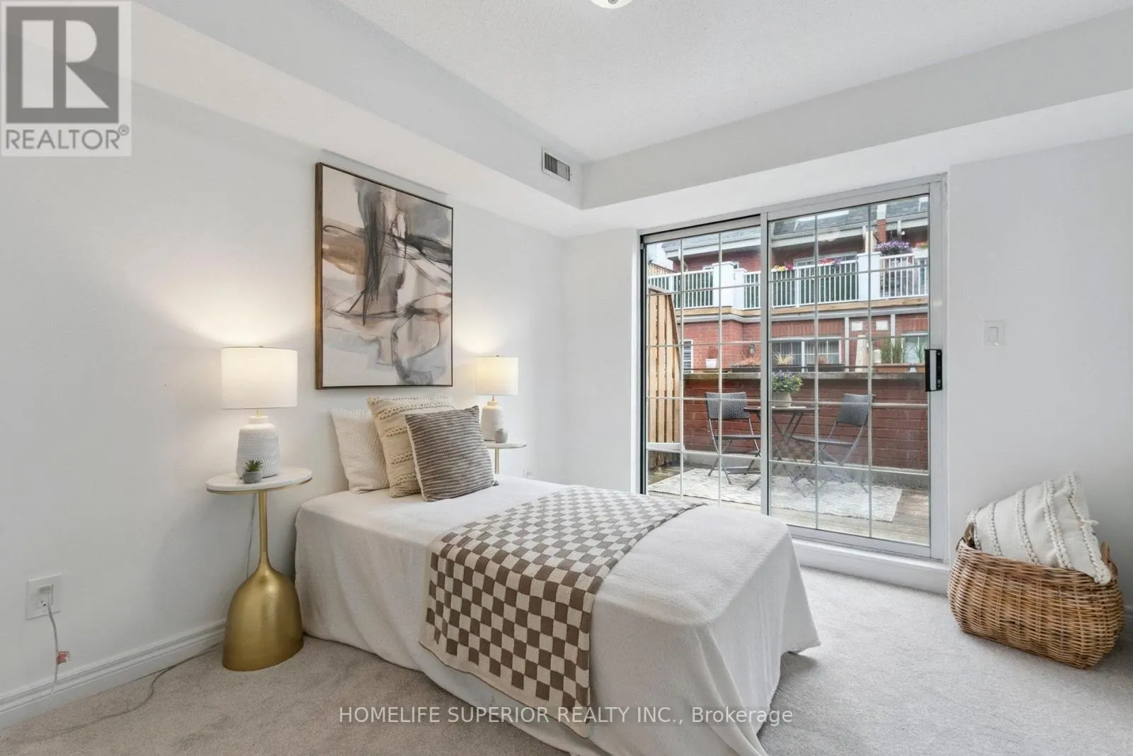 1 - 122 STRACHAN AVENUE, #1