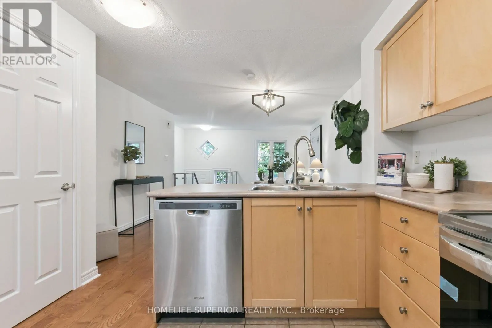 1 - 122 STRACHAN AVENUE, #1