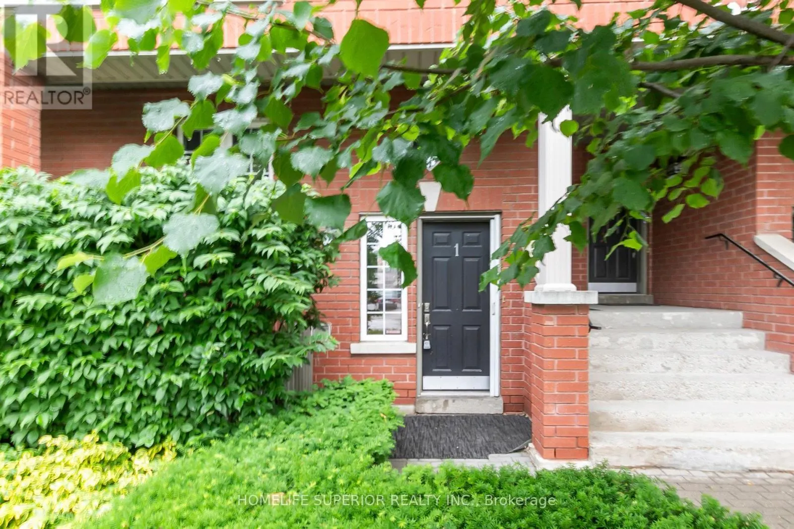 1 - 122 STRACHAN AVENUE, #1