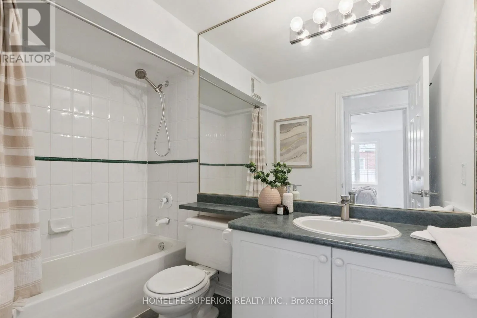 1 - 122 STRACHAN AVENUE, #1