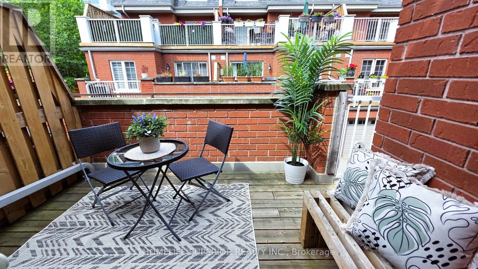 1 - 122 STRACHAN AVENUE, #1