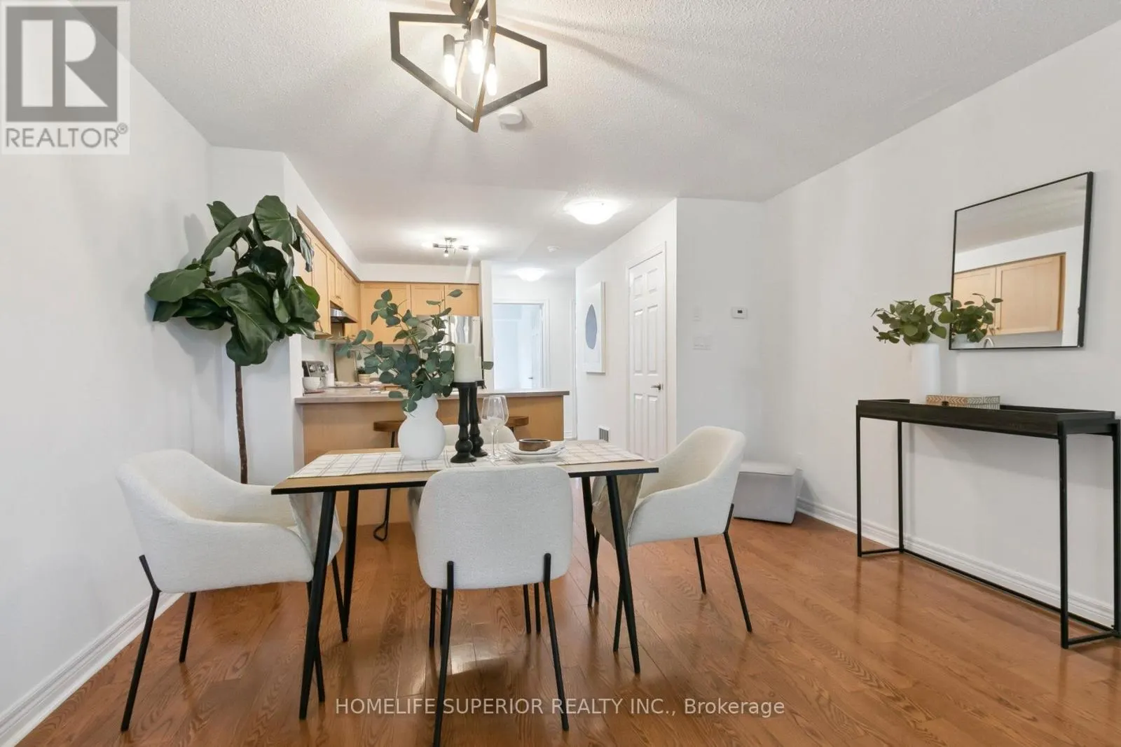 1 - 122 STRACHAN AVENUE, #1