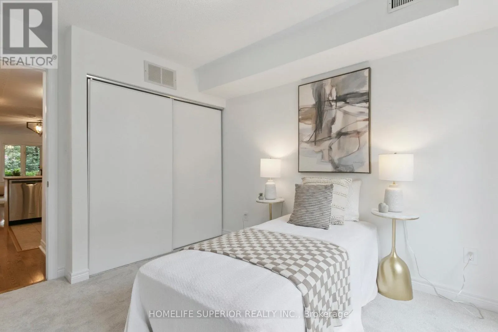 1 - 122 STRACHAN AVENUE, #1