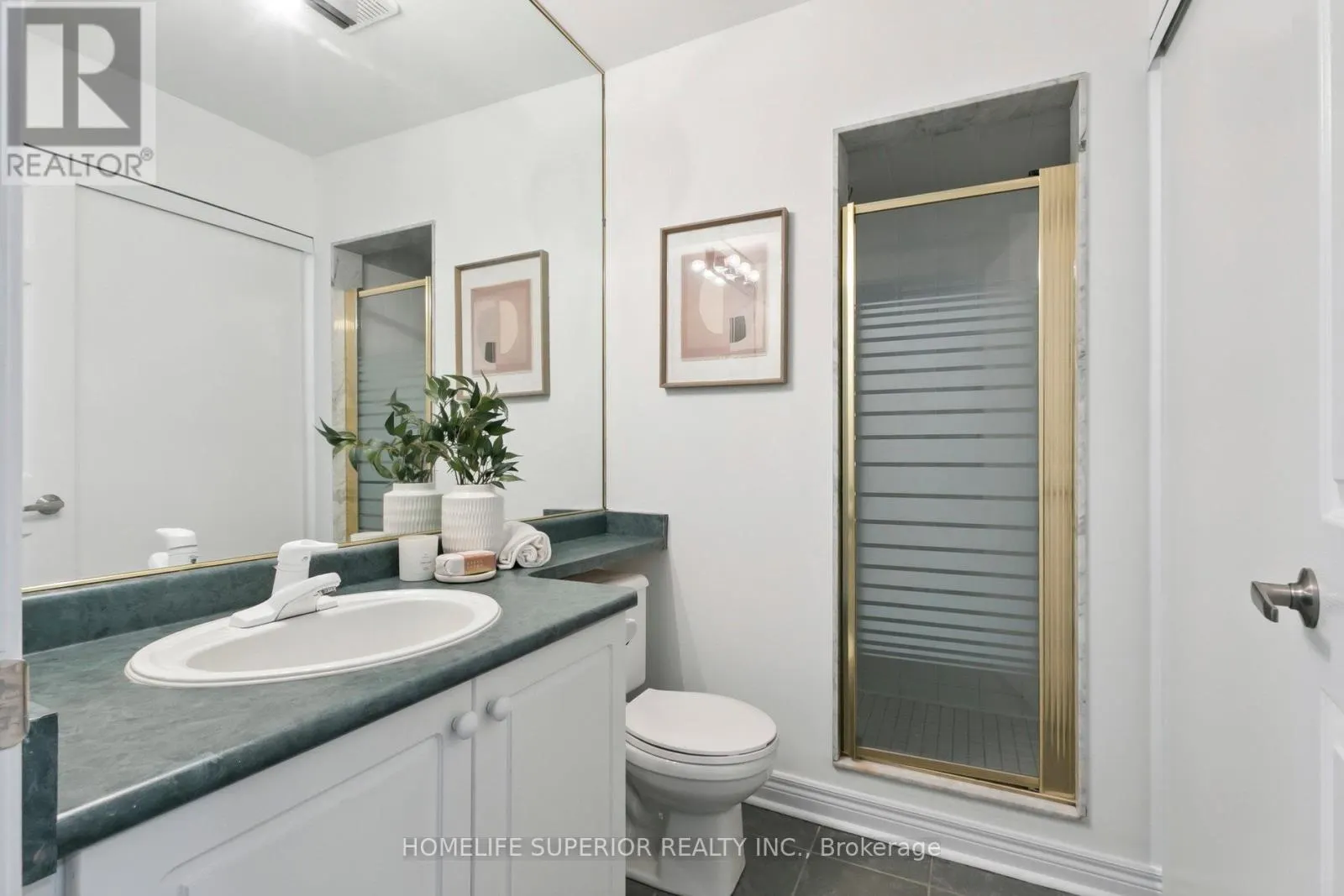 1 - 122 STRACHAN AVENUE, #1