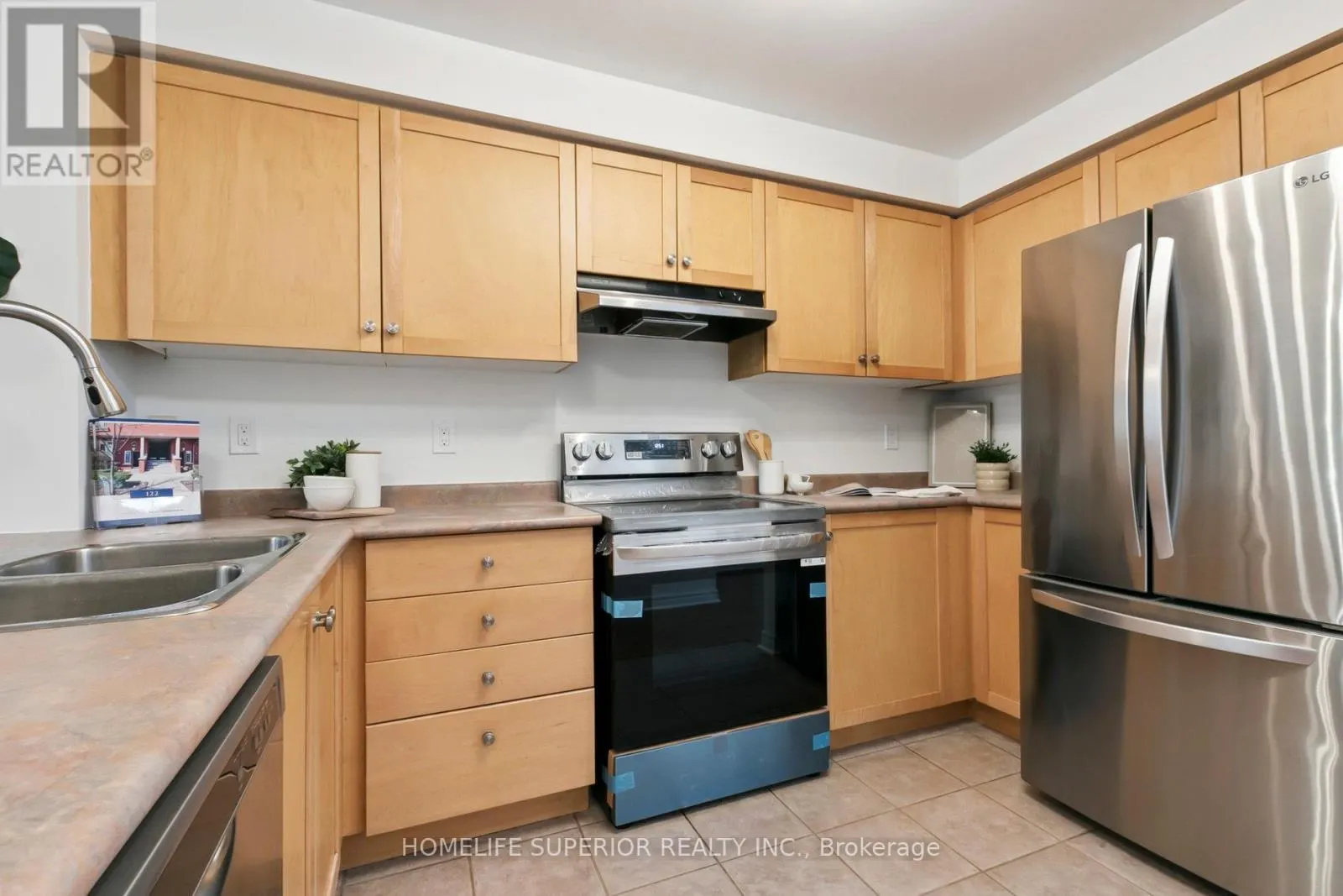 1 - 122 STRACHAN AVENUE, #1