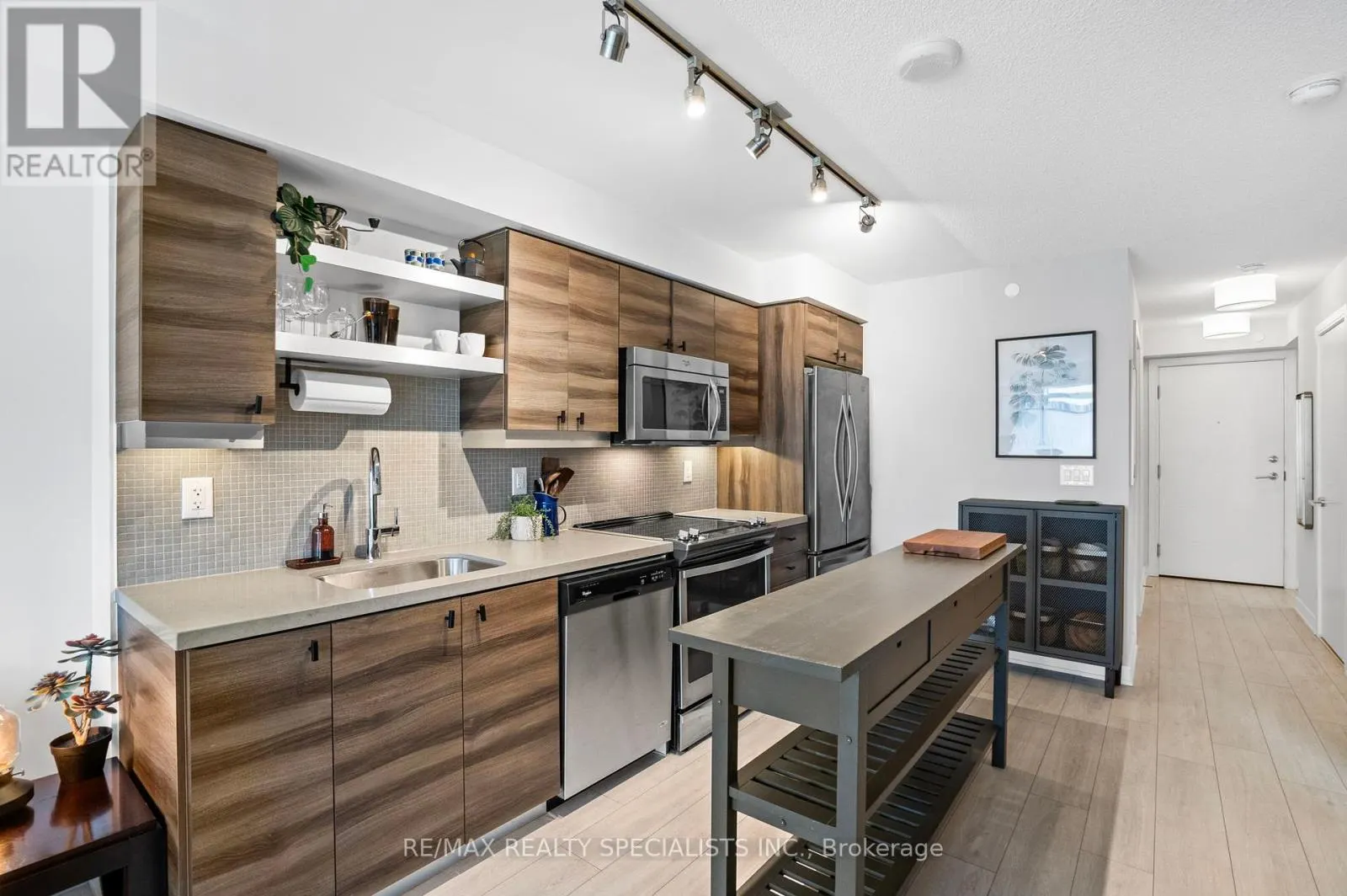 610 - 525 ADELAIDE STREET W