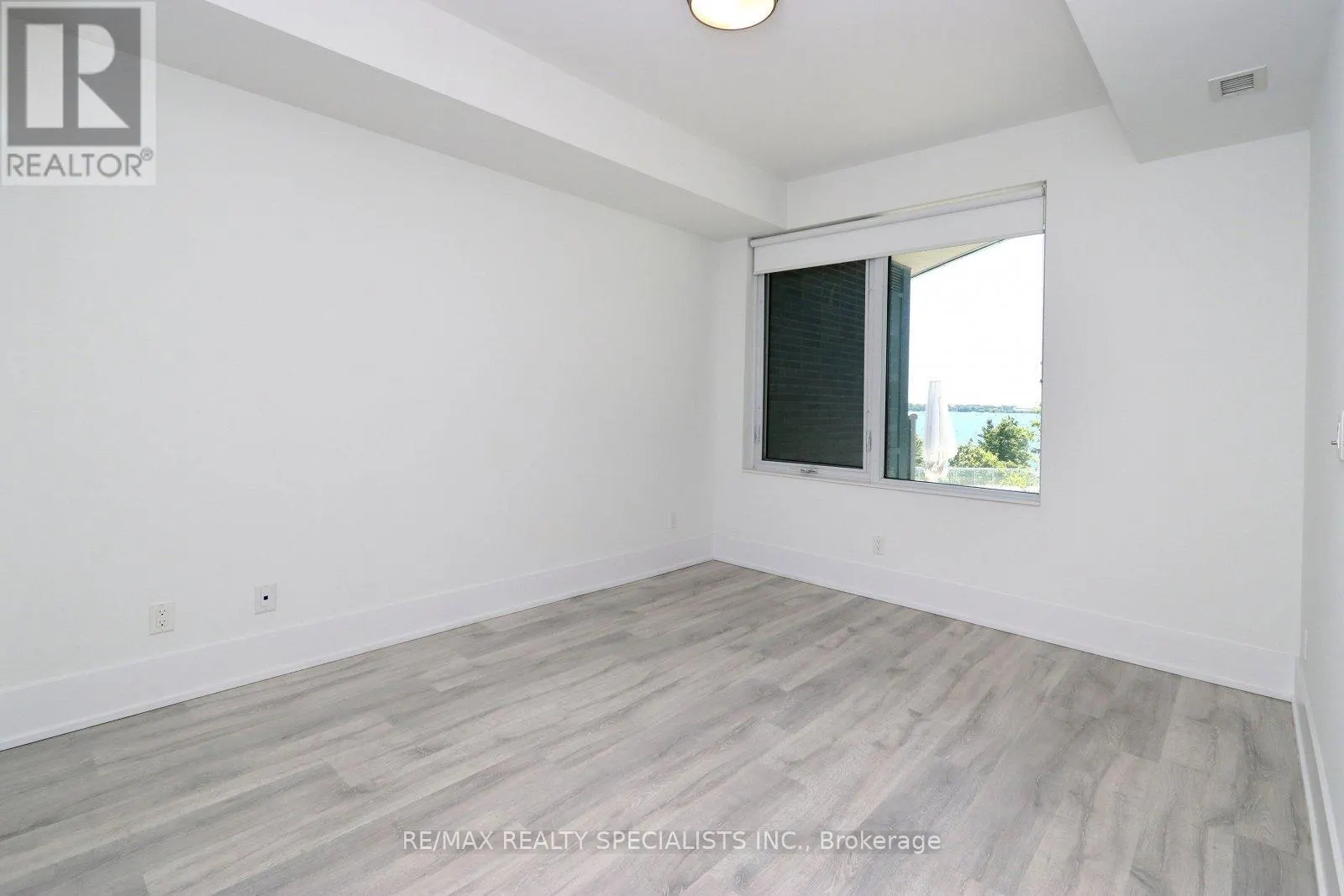 313 - 1 EDGEWATER DRIVE