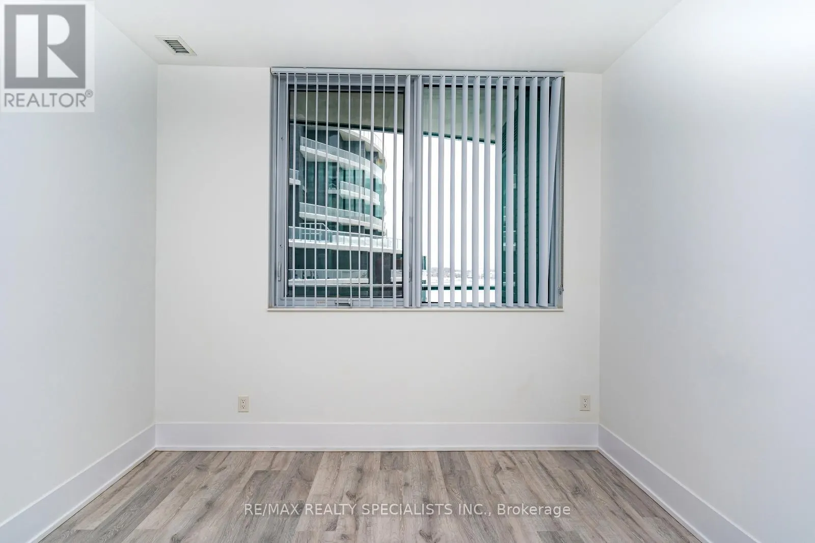 608 - 1 EDGEWATER DRIVE