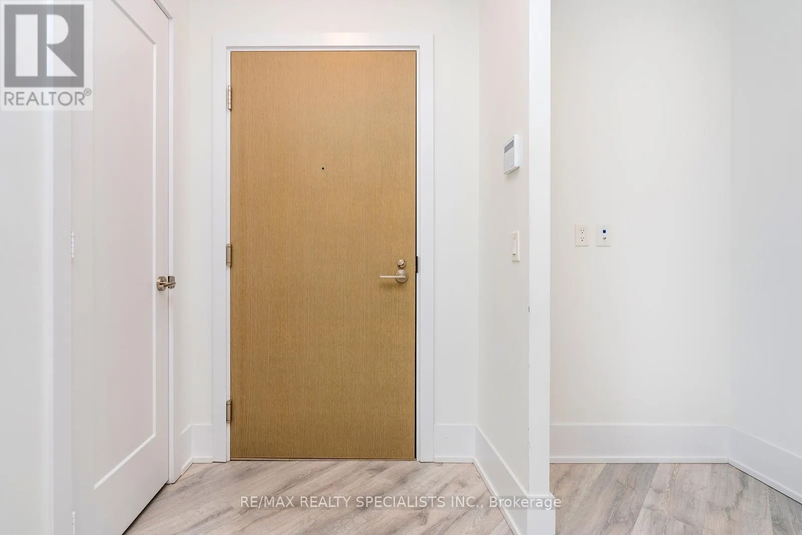 608 - 1 EDGEWATER DRIVE